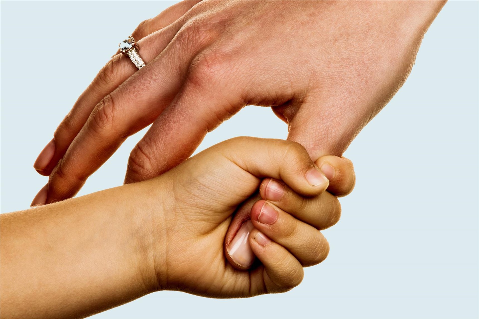 Frauenhand hält Kinderhand