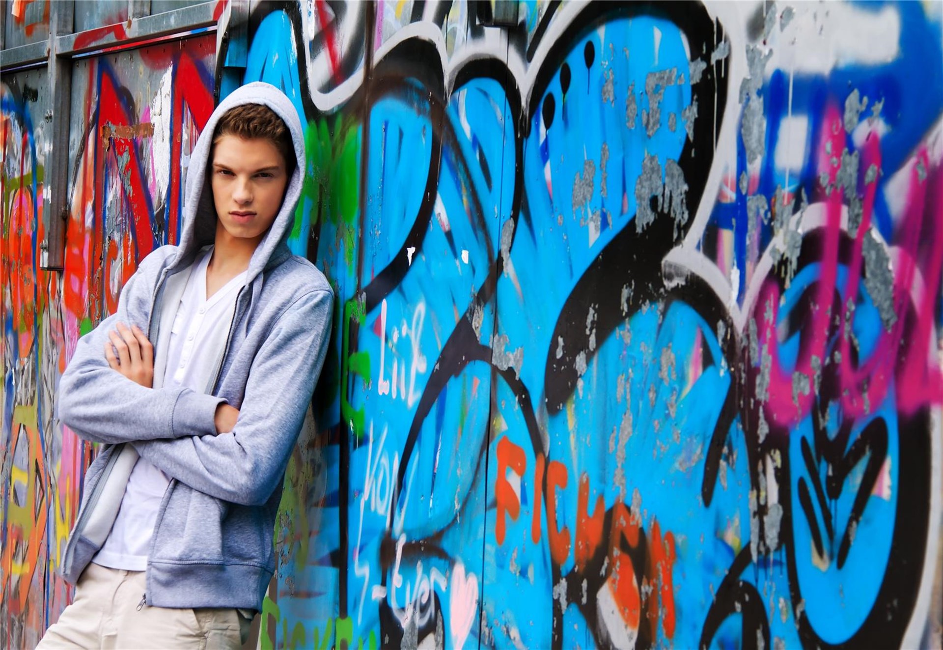 Cool blickender Jugendlicher Mann vor Graffiti